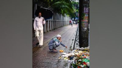 বাংলাদেশের রাস্তায় বৃদ্ধের উচ্ছিষ্ট খাওয়ার ছবিটি কবের?