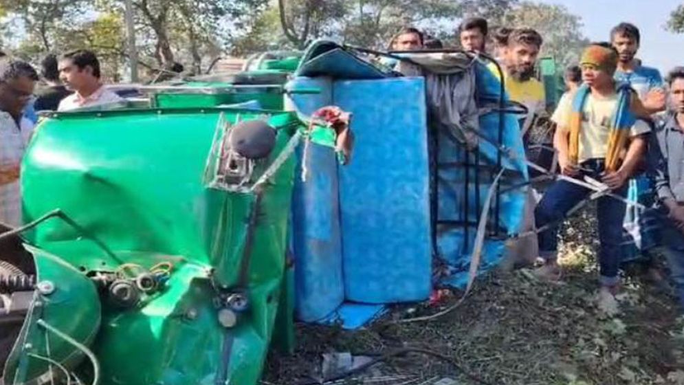 কাভার্ডভ্যানকে ওভারটেক করতে গিয়ে চাপা খায় অটোরিকশা, নিহত ৫