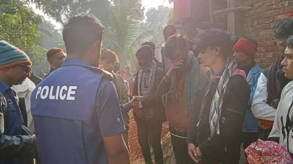 খেজুরের রস খেতে এসে ‘জয় বাংলা’ স্লোগান দেওয়ায় ১৫ জনকে পুলিশে দিল জনতা