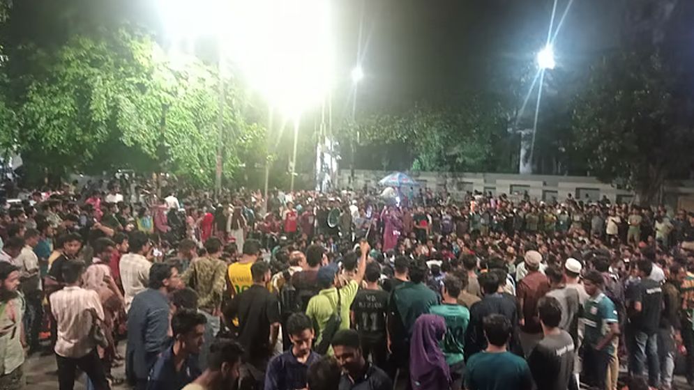 ৮ বাস ভরে শিক্ষক-শিক্ষার্থীরা এসে অবস্থান কর্মসূচিতে যোগ দিলেন