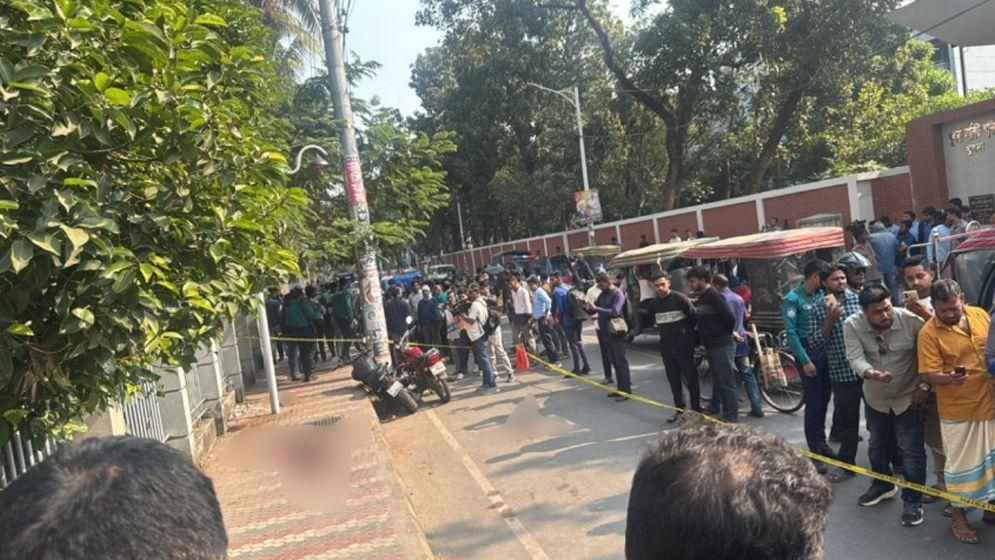 খুলনায় আদালত চত্বরে প্রকাশ্যে কুপিয়ে-গুলি করে দুজনকে হত্যা